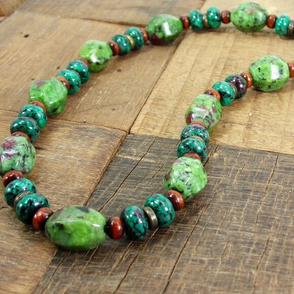 Green agate stone bead necklace with brown wood beads and small metal beads - Picture 3 of 15